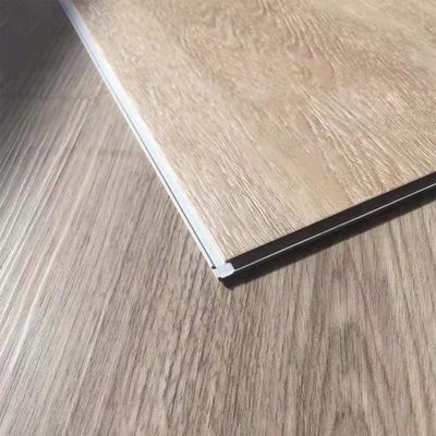 Planchers SPC à l'intérieur avec revêtement de laque UV et installation facile du système Unilin Click