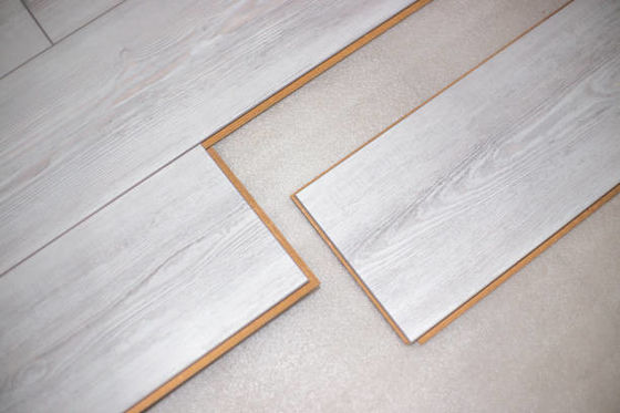 Conception moderne 1218*240mm Plancher en stratifié blanc pour plancher en bois