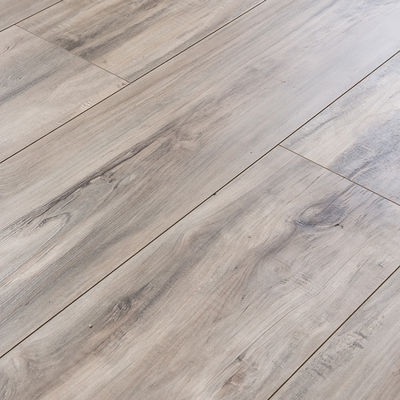 1218*303mm Plancher en bois laminé de chêne ignifugé et imperméable pour améliorer le salon