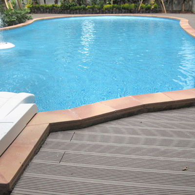 Décoration en bois plastique composite de couleur claire pour un revêtement de sol de piscine durable