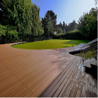 Décoration en bois plastique composite de couleur claire pour un revêtement de sol de piscine durable