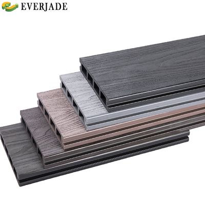 Décoration en bois plastique composite de couleur claire pour un revêtement de sol de piscine durable