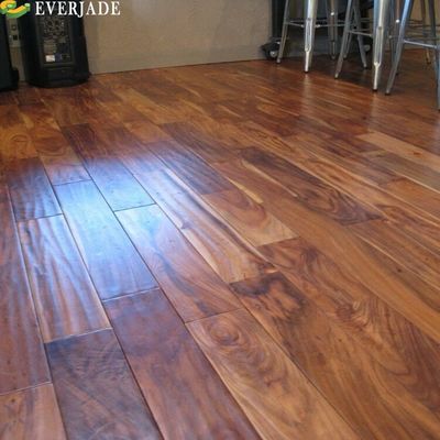 Collec­tion grattée à la main en papier de balance brun Plancher en bois stratifié avec U-V-Groove
