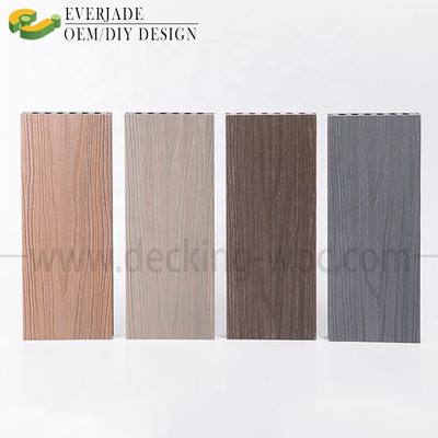 Décoration en bois plastique composite de couleur claire pour un revêtement de sol de piscine durable