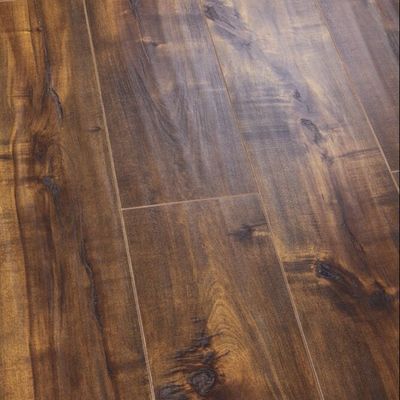 Collec­tion grattée à la main en papier de balance brun Plancher en bois stratifié avec U-V-Groove