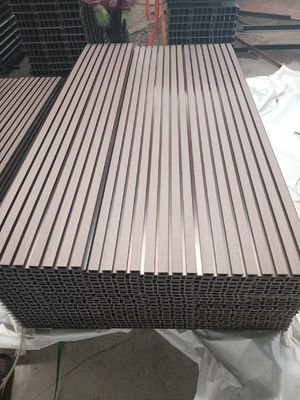 Panneaux muraux décoratifs en bois plastique composite avec revêtement WPC 3D de haute qualité