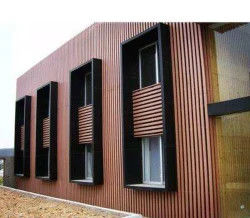 Panneaux muraux décoratifs en bois plastique composite avec revêtement WPC 3D de haute qualité