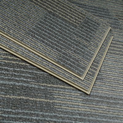 Teinture en bois SPC plancher hybride en plastique plancher en vinyle pour les besoins du client