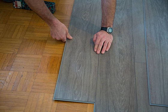 Certifié CE 4mm 5mm 6mm 7mm Cliquez sur le verrouillage Spc Carreaux de plancher en vinyle en plastique planche en vinyle de luxe