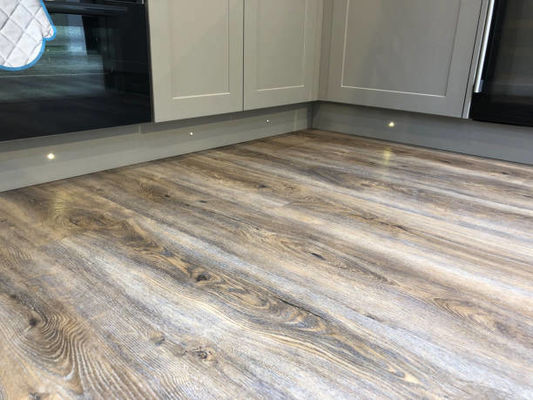Certifié CE 4mm 5mm 6mm 7mm Cliquez sur le verrouillage Spc Carreaux de plancher en vinyle en plastique planche en vinyle de luxe