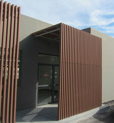 Panneau de mur extérieur à extrusion de couleur personnalisée en WPC pour revêtement extérieur moderne