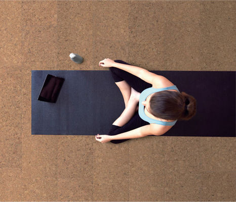Plancher de tuiles auto-adhésif à verrouillage par clic personnalisé pour l'isolation et l'isolation acoustique des studios de yoga