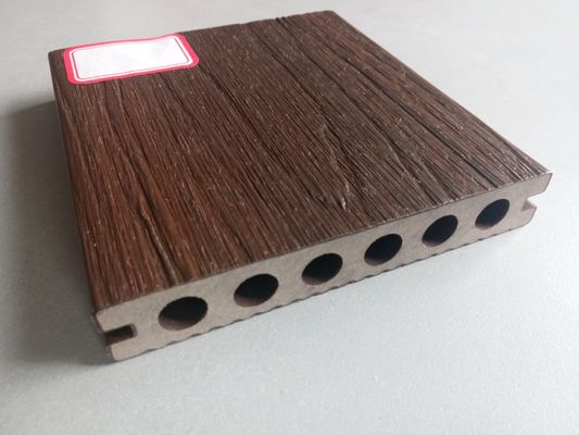 Des planches de revêtement en bois en plastique composite en relief pour le porche du patio
