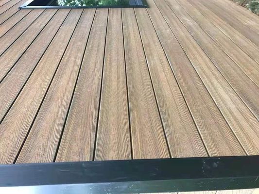 Des planches de revêtement en bois en plastique composite en relief pour le porche du patio