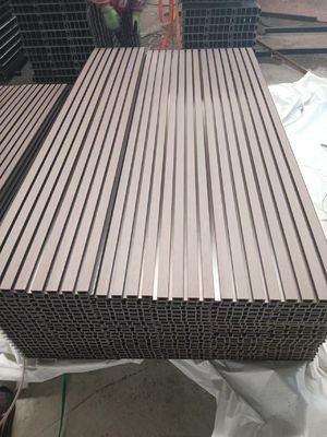 Panneaux muraux décoratifs de haute qualité en PVC intérieurs revêtements muraux en WPC en couleurs personnalisées