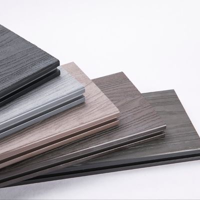 Décoration en bois plastique composite résistant à l'eau avec ponçage et gravure 3D lisse