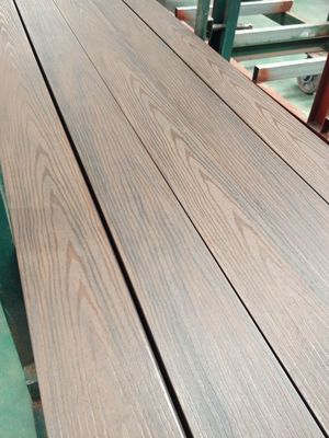 Plancher en Wpc composite 100% recyclable pour terrasse de jardin et piscine