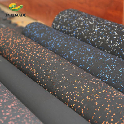 Couche de sol en caoutchouc avec absorption des chocs et coussin de zone de puissance