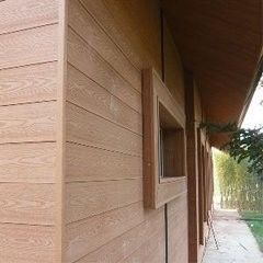 Matériau de décoration de murs extérieurs Panneau WPC avec texture de grain de bois et surface de ponçage