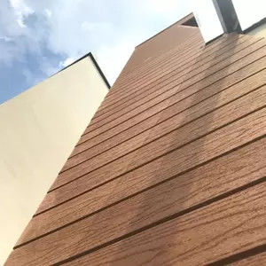 Matériau de décoration de murs extérieurs Panneau WPC avec texture de grain de bois et surface de ponçage