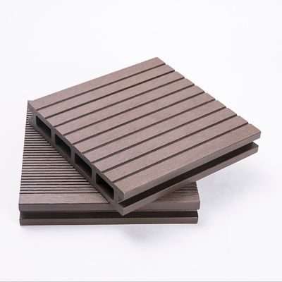Decking extérieur en WPC gris foncé avec des fixations brevetées de Everjade