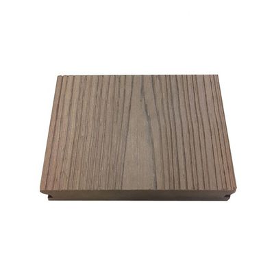 Decking extérieur en WPC gris foncé avec des fixations brevetées de Everjade