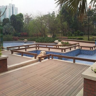 Decking extérieur en WPC gris foncé avec des fixations brevetées de Everjade
