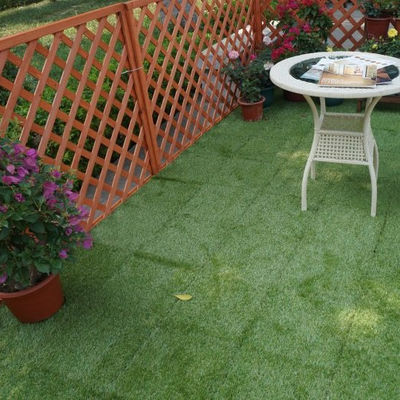 Des carreaux d'herbe artificielle interlignés pour le gazon artificiel Taille 300x300x22/25 mm Drainage